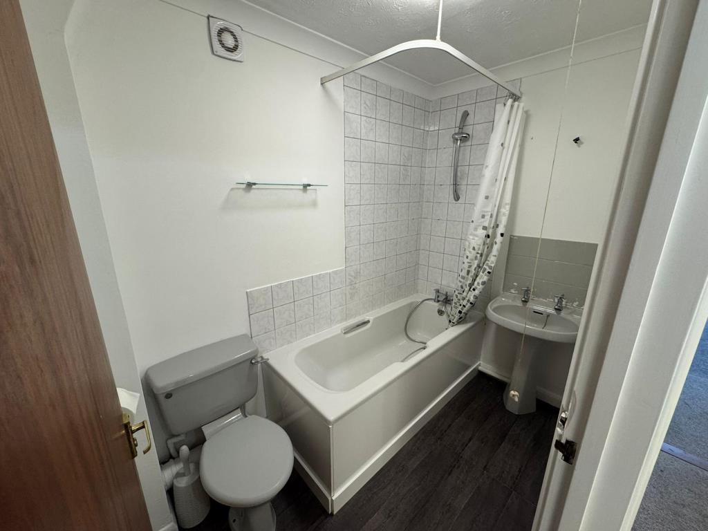 Lot: 83 - TWO-BEDROOM FLAT WITH SEA VIEWS, GARDEN AND CAR PARKING FOR INVESTMENT OR OCCUPATION - Bathroom